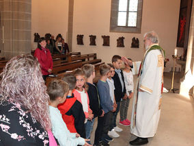Vorstellung der Kommunionkinder in St. Crescentius (Foto: Norbert Müller) Vorstellung der Kommunionkinder in St. Crescentius (Foto: Norbert Müller)